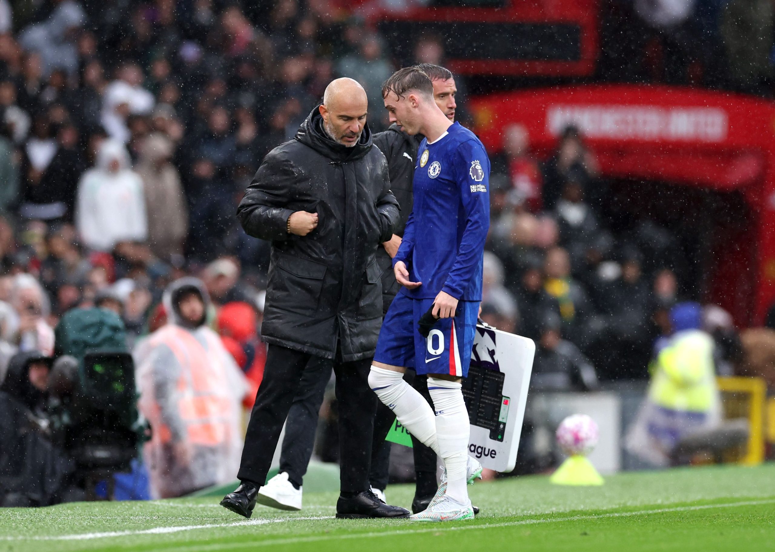 Cole Palmer goes off injured against Manchester United.